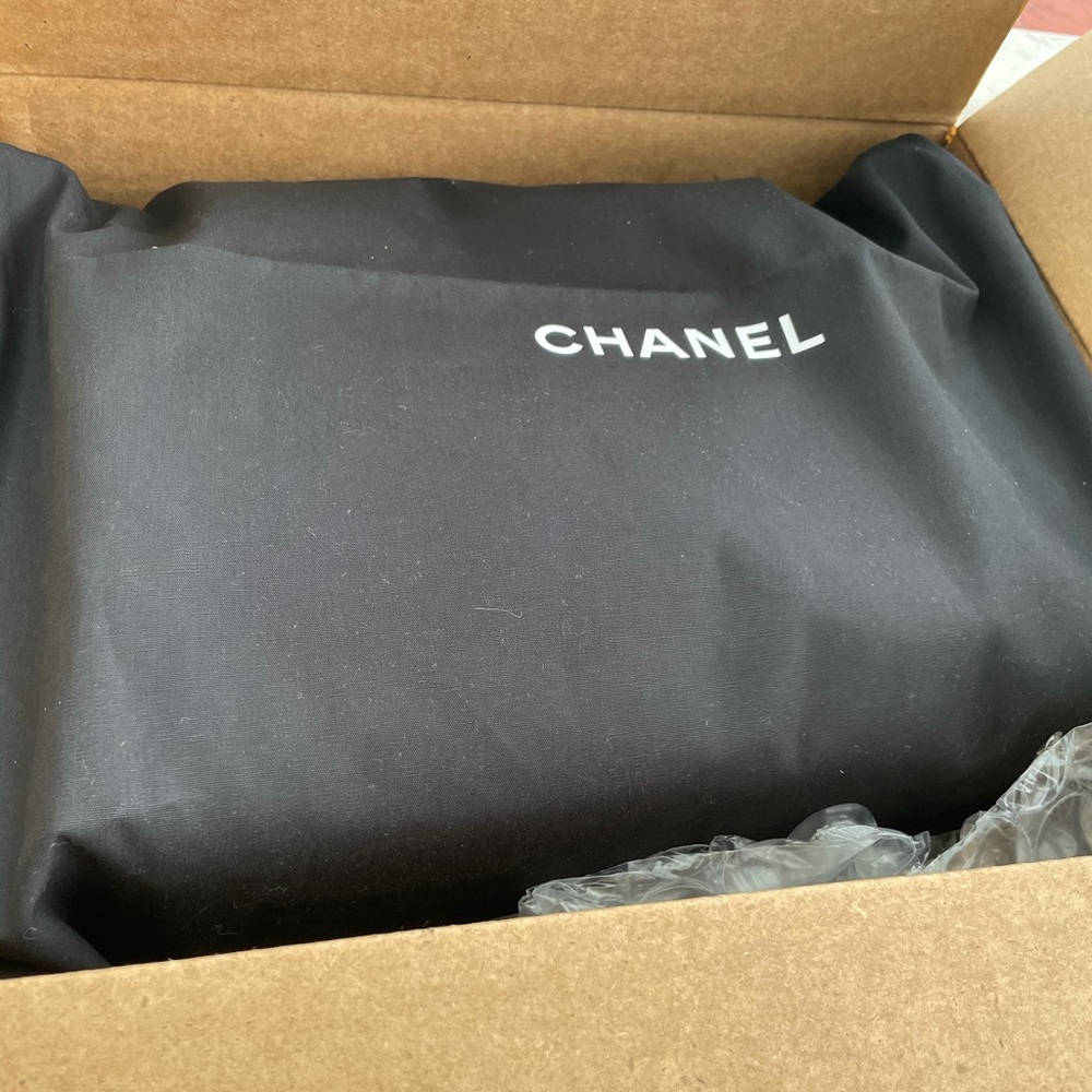 Authentic Chanel Maxi - Picture 2 of 13